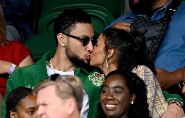 高调恋爱!布克备战总决赛分心,西蒙斯新恋情呼应,詹娜包围NBA