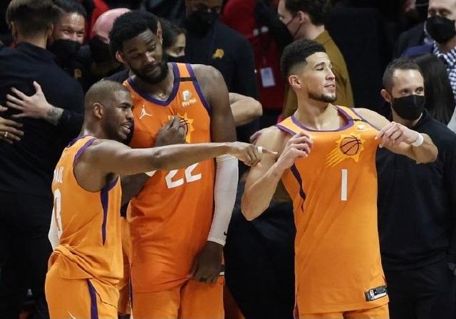 高调恋爱!布克备战总决赛分心,西蒙斯新恋情呼应,詹娜包围NBA