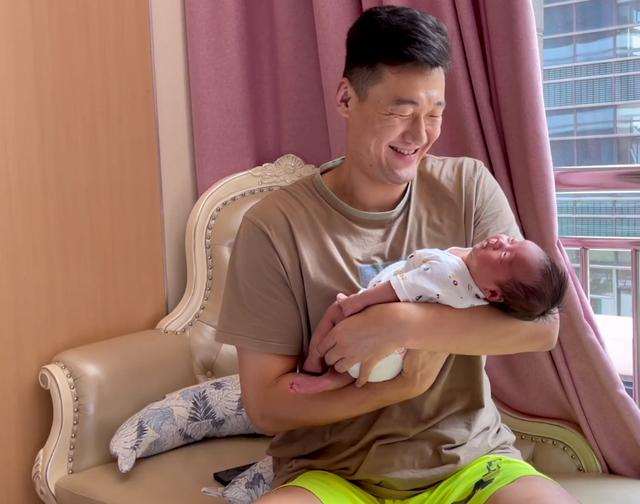 喜得贵子！苏伟老婆三胎顺产，妻子颜值超高，31岁拿顶薪人生赢家