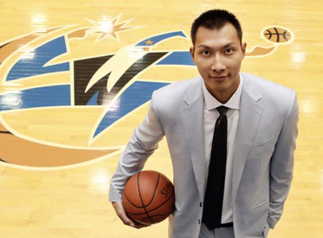 中国男篮的新希望！易建联娶足球宝贝为妻，2孩子篮球天赋出众