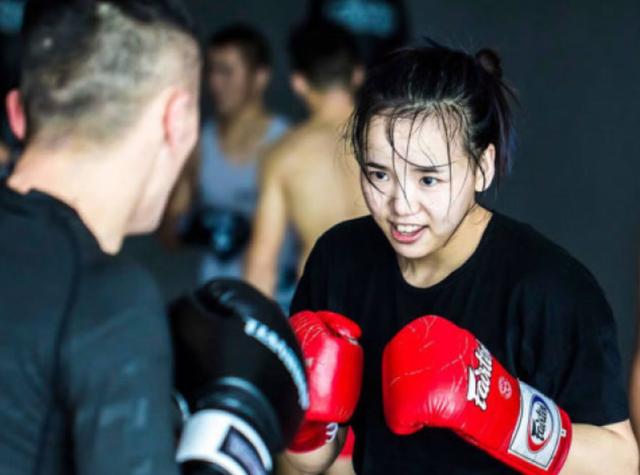 “格斗林妹妹”终于回归!时隔两年半复出,对战印度国宝摔跤手