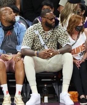 半个乔丹!詹姆斯投机取巧一年净赚6亿,10亿身价力压杜兰特库里