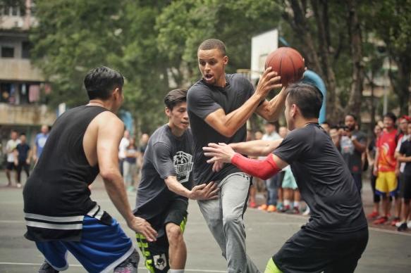 看了字母哥的跟腱,杜兰特的手掌,你就知道我们为何打不了NBA