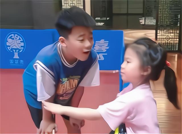 王楠指导老公打乒乓球！郭斌表态：送国乒的7套房，不是我开发的