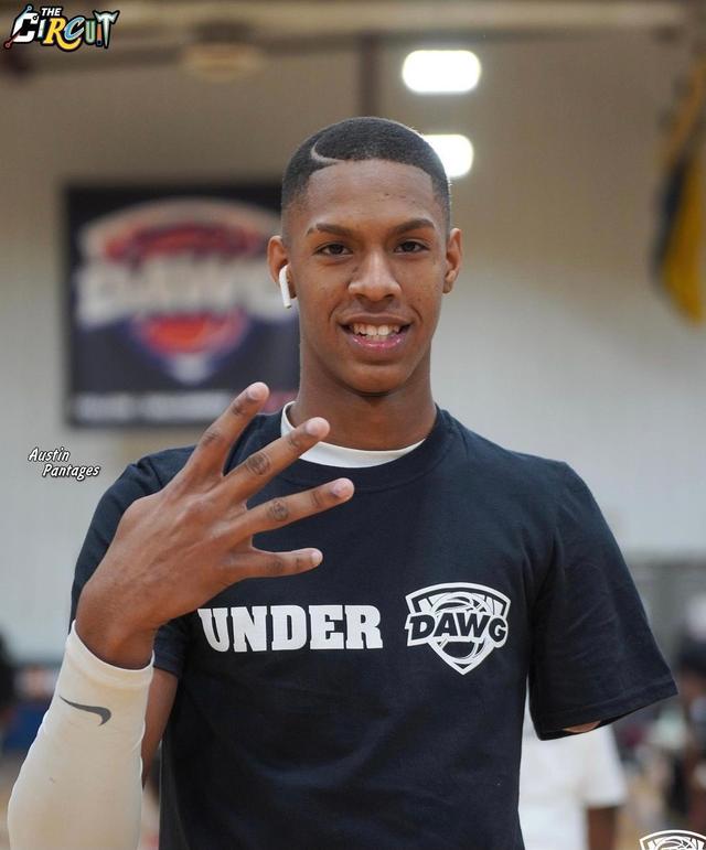 让只手又如何？美国独臂少年打上NCAA，6岁没左手，创造篮球奇迹