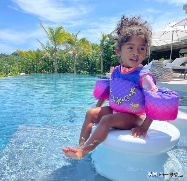 科比老婆自称曼巴女王！带着女儿开心度假，晒出和黄金蟒的合影