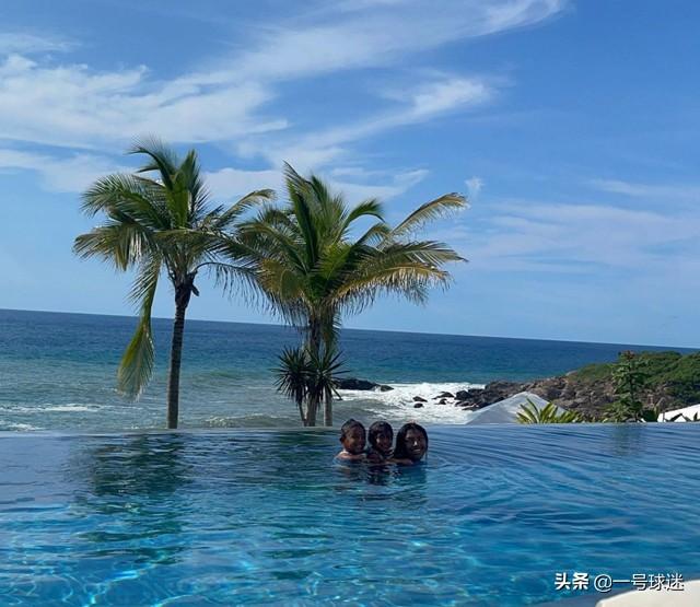 科比老婆自称曼巴女王！带着女儿开心度假，晒出和黄金蟒的合影