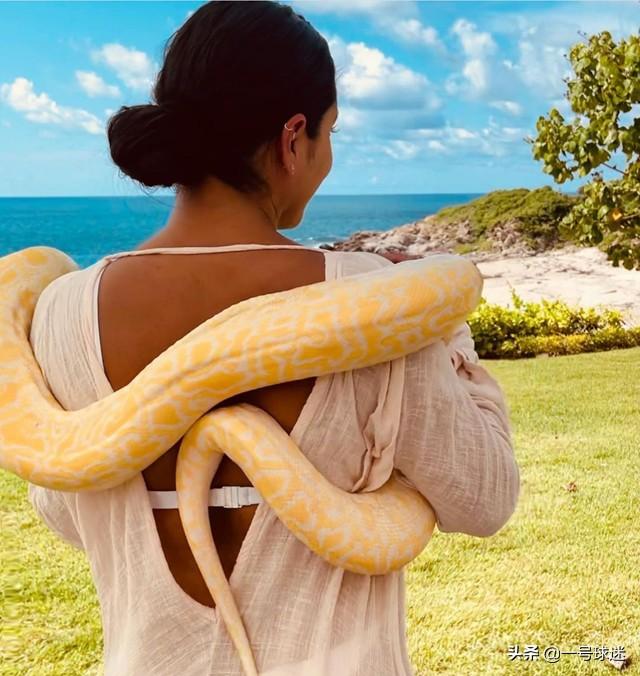 科比老婆自称曼巴女王！带着女儿开心度假，晒出和黄金蟒的合影