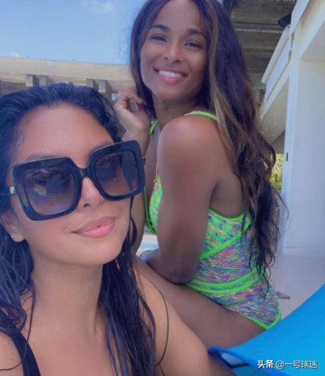 科比老婆自称曼巴女王！带着女儿开心度假，晒出和黄金蟒的合影