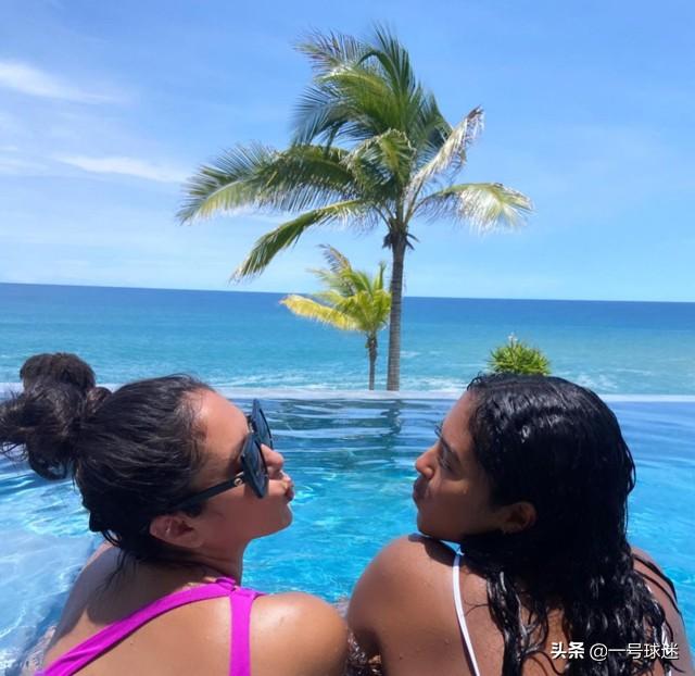 科比老婆自称曼巴女王！带着女儿开心度假，晒出和黄金蟒的合影