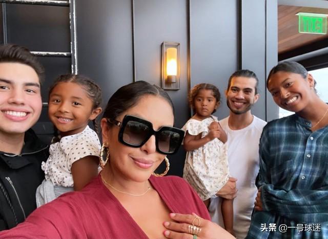 科比老婆自称曼巴女王！带着女儿开心度假，晒出和黄金蟒的合影