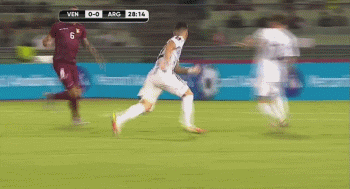 杀人动作!对手蹬踹梅西小腿 主裁看VAR后红牌罚下他