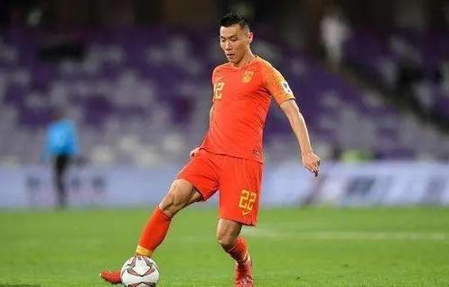 于大宝成为众矢之的之余，前锋改后卫早就是中国足球的传统