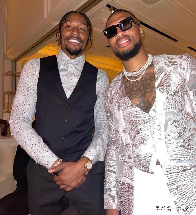 恭喜利拉德！比尔带着老婆一起参加他的婚礼，两人的关系不一般