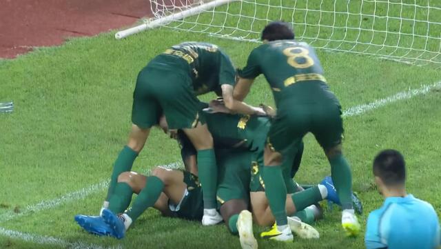 疯狂1-0,中甲争冠热门又赢了!穆谢奎93分钟绝杀,跪地指天庆祝