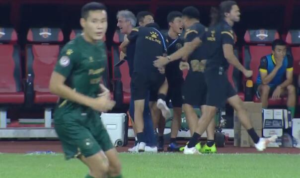 疯狂1-0,中甲争冠热门又赢了!穆谢奎93分钟绝杀,跪地指天庆祝