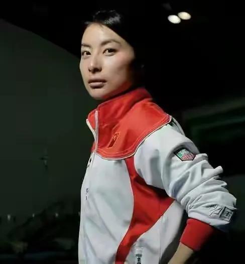 全红婵为什么会驼背？幕后原因让人泪目，练抱膝被绑在器械上转圈