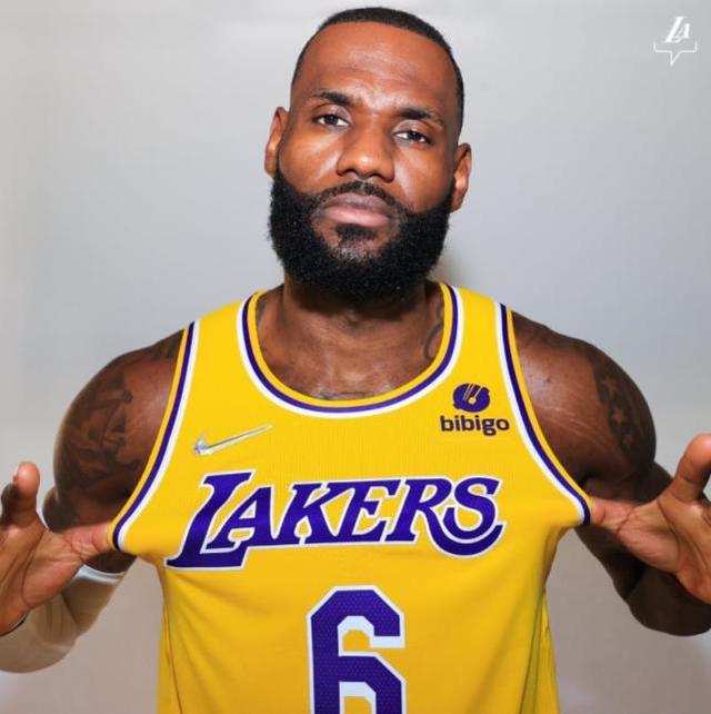 据athletic记者查拉尼亚报道,詹姆斯正召集湖人全体球员,计划在当地时