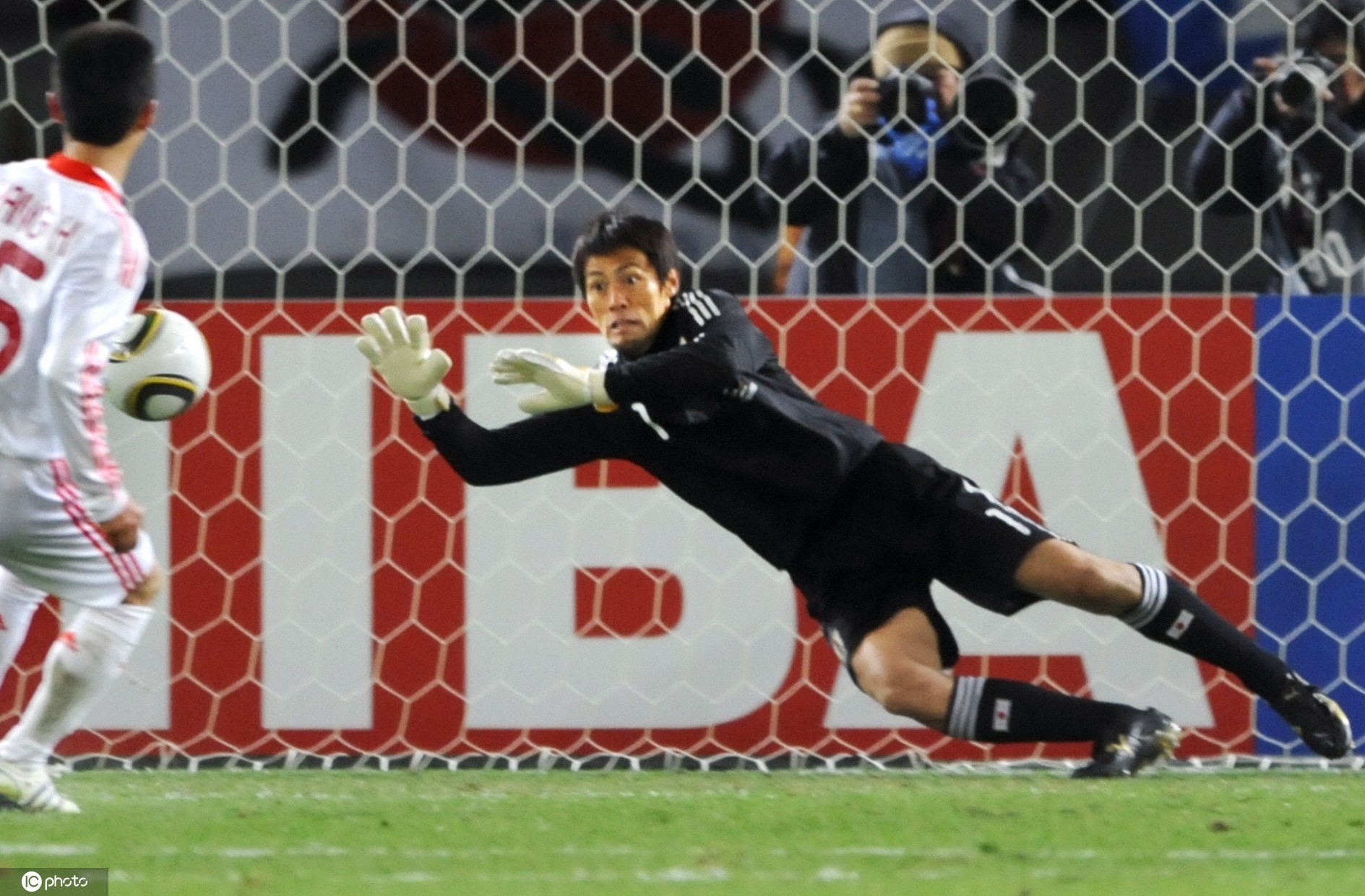 2010东亚四强赛,我国0-0日本。本场竞赛杨昊主罚的点球被对方门将扑出,导致国足错过了打败日本的好时机。