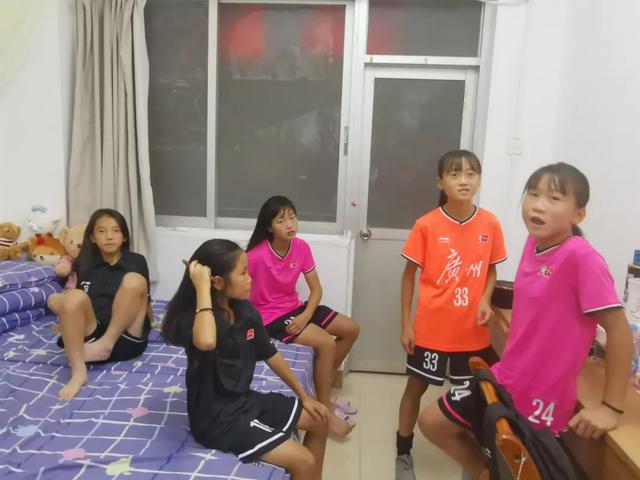 少年中国｜来到广州十个月后，五个踢出大山的贵州女孩带我们重返家乡