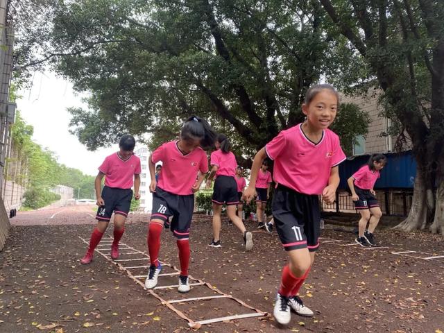 少年中国｜来到广州十个月后，五个踢出大山的贵州女孩带我们重返家乡