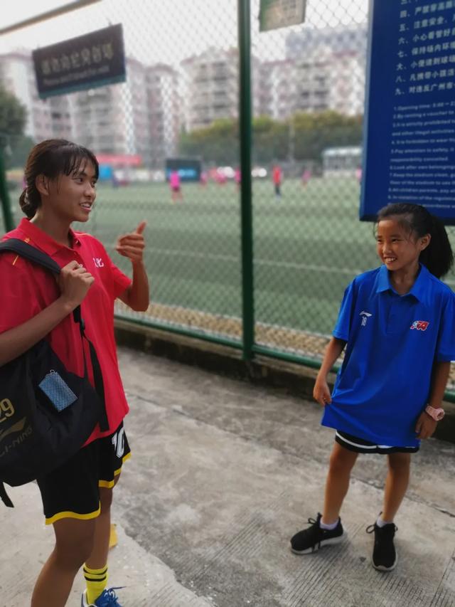 少年中国｜来到广州十个月后，五个踢出大山的贵州女孩带我们重返家乡