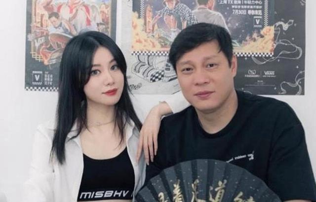 范志毅女儿酒店开心戏水,晒三亚夜景泳装照,360度展示傲人身材