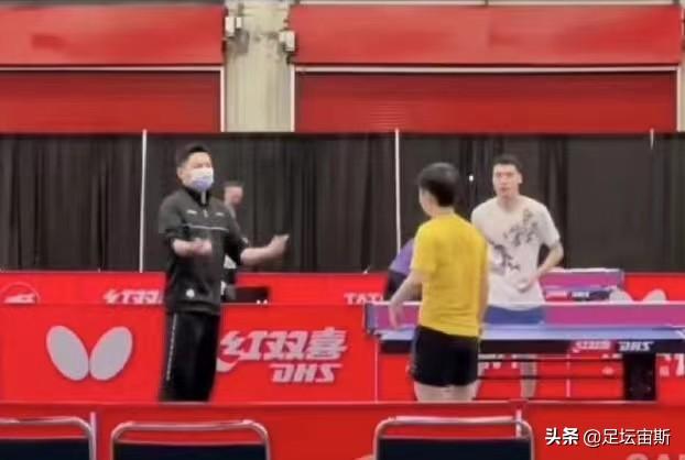 国乒暖心一幕!陈玘护送孙颖莎上班,两个教练陪小魔王,球迷泪目