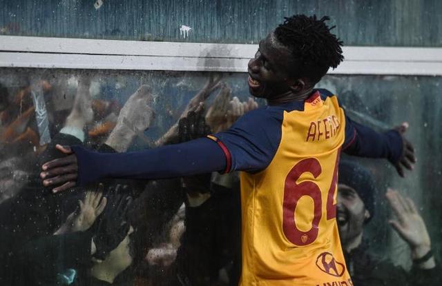 罗马18岁小将一战成名未来可期，飞奔拥抱穆帅竟为索取高价奖赏