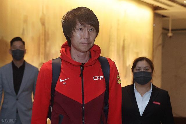 李铁配不上800万年薪?他放弃3000万执鞭国足,却背负14亿人骂名