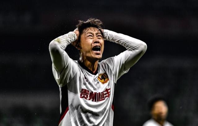 中甲再现争议一幕!王寿挺剪刀脚飞铲穆谢奎,没染黄竟还有脸喊冤
