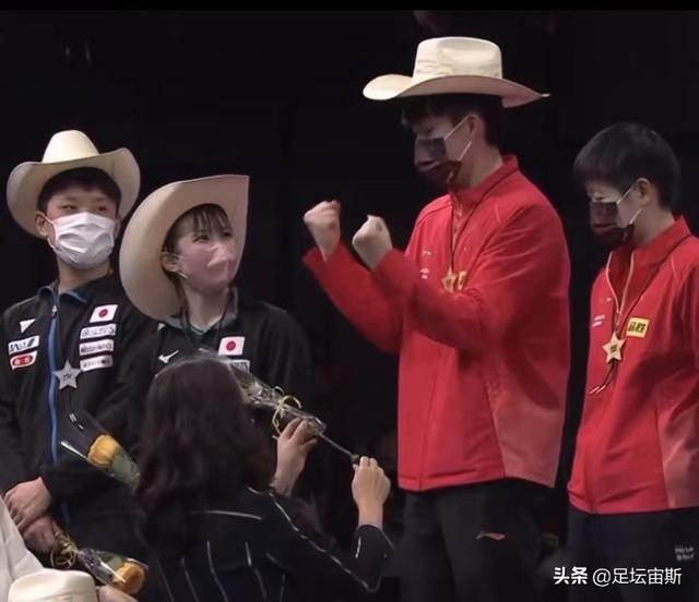 被日本美女盯着,王楚钦成功戴帽握拳庆祝,早田大笑,比伊藤讨喜