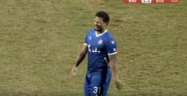 剪刀脚+锁喉!中甲瞬间变格斗场:双方球员失控,17分钟3黄1红