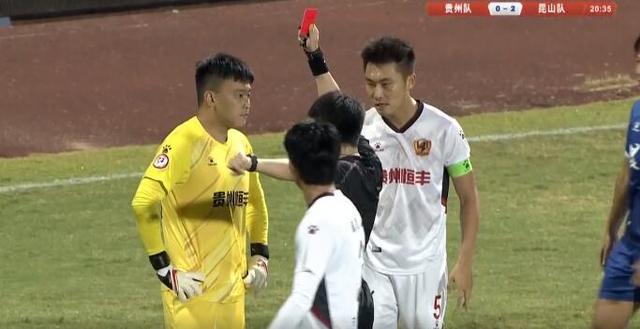 剪刀脚+锁喉!中甲瞬间变格斗场:双方球员失控,17分钟3黄1红