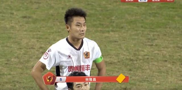剪刀脚+锁喉!中甲瞬间变格斗场:双方球员失控,17分钟3黄1红