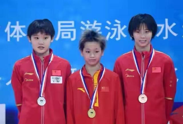 全红婵久违亮相!长高了,头发留长+瘦了不少,女大十八变更漂亮