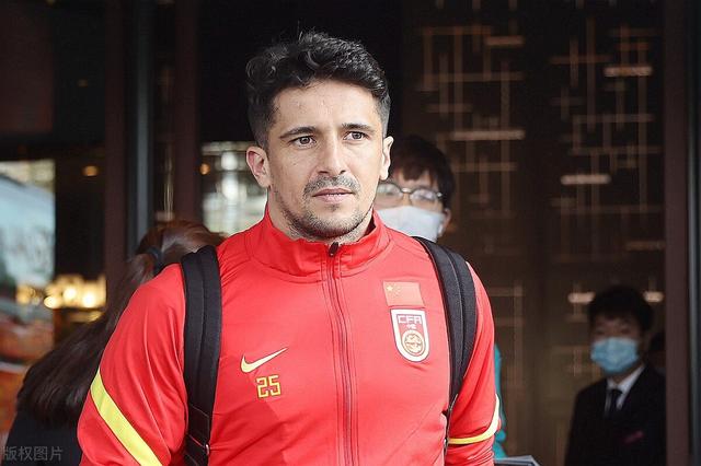 4消息！杨立瑜讨薪韦世豪留洋，归化球员拒绝出战，足协损招频出