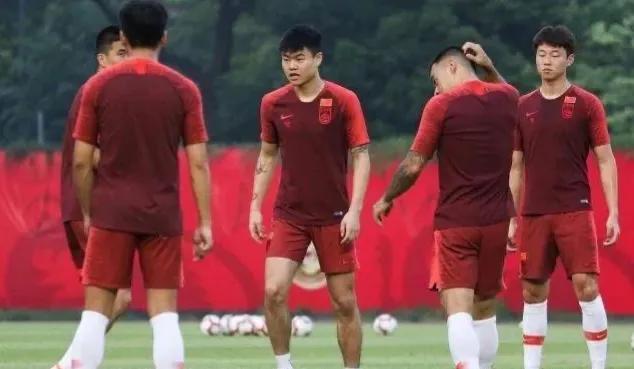 4消息！杨立瑜讨薪韦世豪留洋，归化球员拒绝出战，足协损招频出