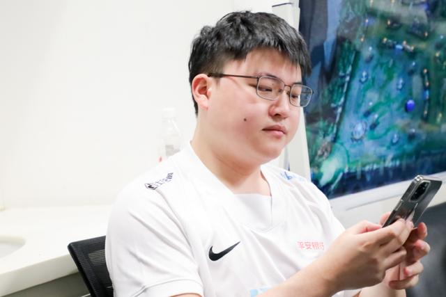 “UZI被EDG现场追星图火了”，圣枪哥想泉水弑神，却被Meiko劝阻