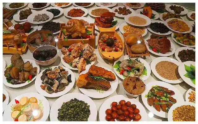 皇帝一顿饭几百道菜，吃不完要怎么处理？看完连猪都嫌弃