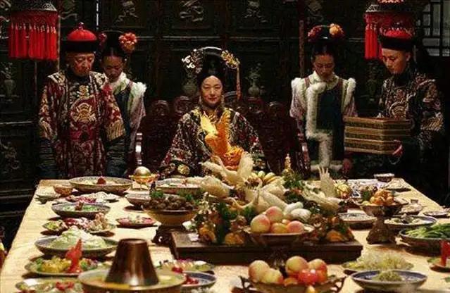 皇帝一顿饭几百道菜，吃不完要怎么处理？看完连猪都嫌弃