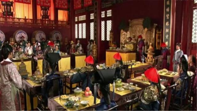 皇帝一顿饭几百道菜，吃不完要怎么处理？看完连猪都嫌弃