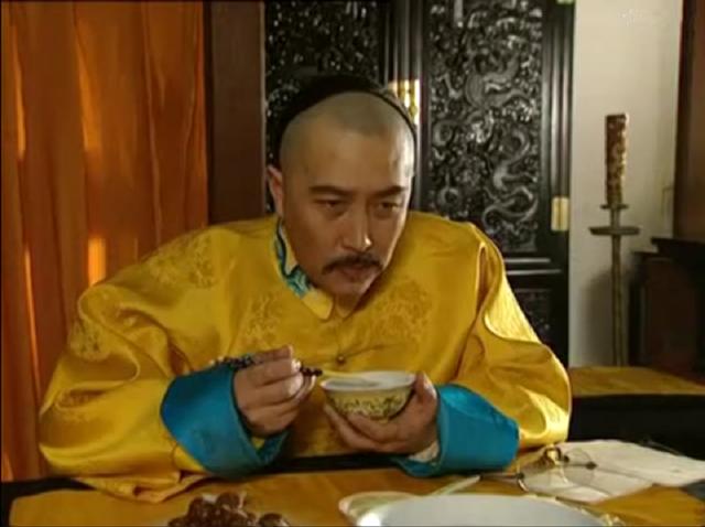 皇帝一顿饭几百道菜，吃不完要怎么处理？看完连猪都嫌弃