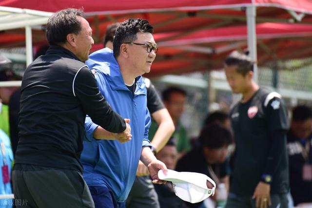 冯巩经纪人回应董路！反驳栽赃作品抄袭，无辜躺枪卷入足球闹剧