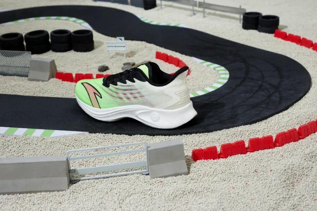 以“马赫”为名，体育用品龙头安踏跑步入场