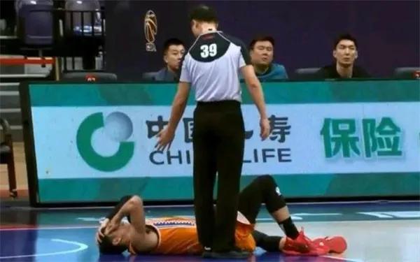 CBA联赛恶意犯规频发，这5个“黑哨”裁判有不可推卸的责任