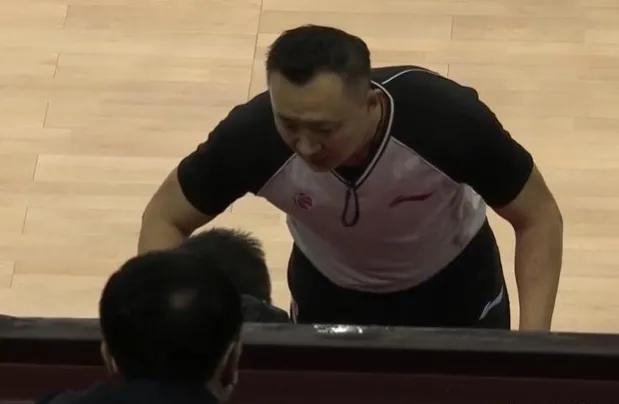 CBA联赛恶意犯规频发，这5个“黑哨”裁判有不可推卸的责任