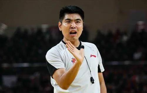 CBA联赛恶意犯规频发，这5个“黑哨”裁判有不可推卸的责任