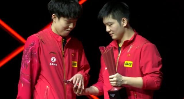 大哥范儿！樊振东后退让王楚钦讲话，递手机+领导式眼神太喜感