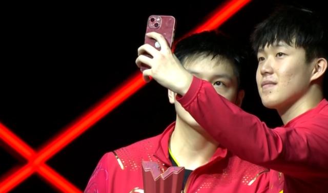 大哥范儿！樊振东后退让王楚钦讲话，递手机+领导式眼神太喜感